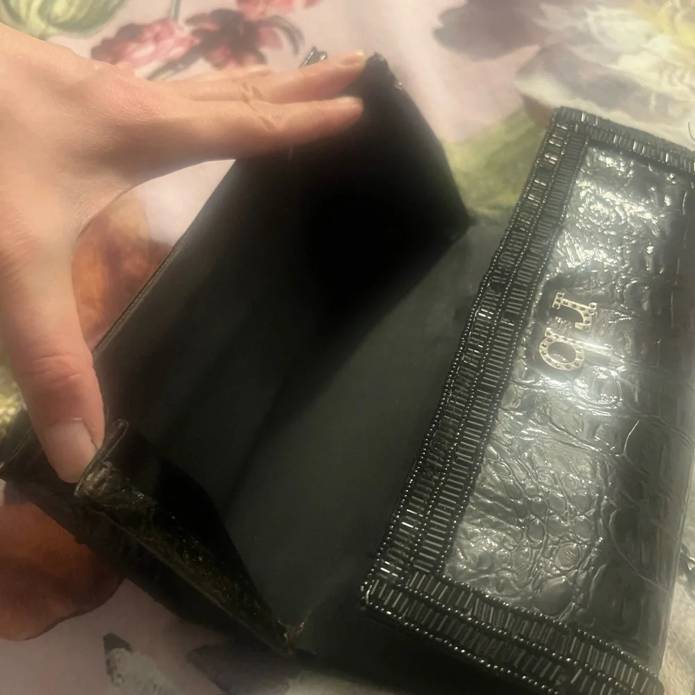 Elegant Black Croc-Embossed Chain Bag